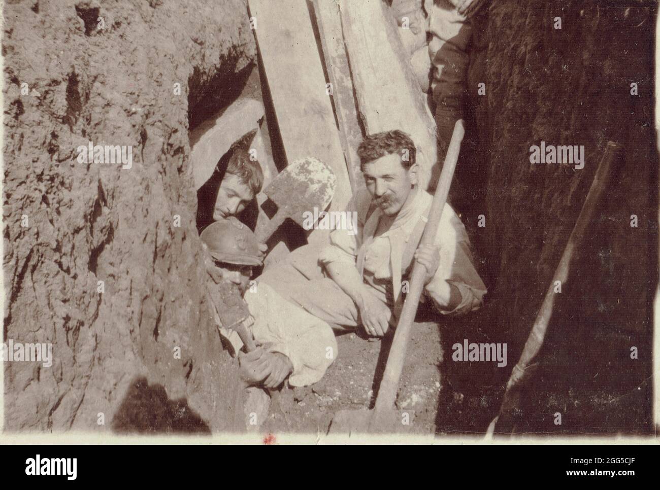 poilus français durant la Grande Guerre dans la tranchée Stockfoto