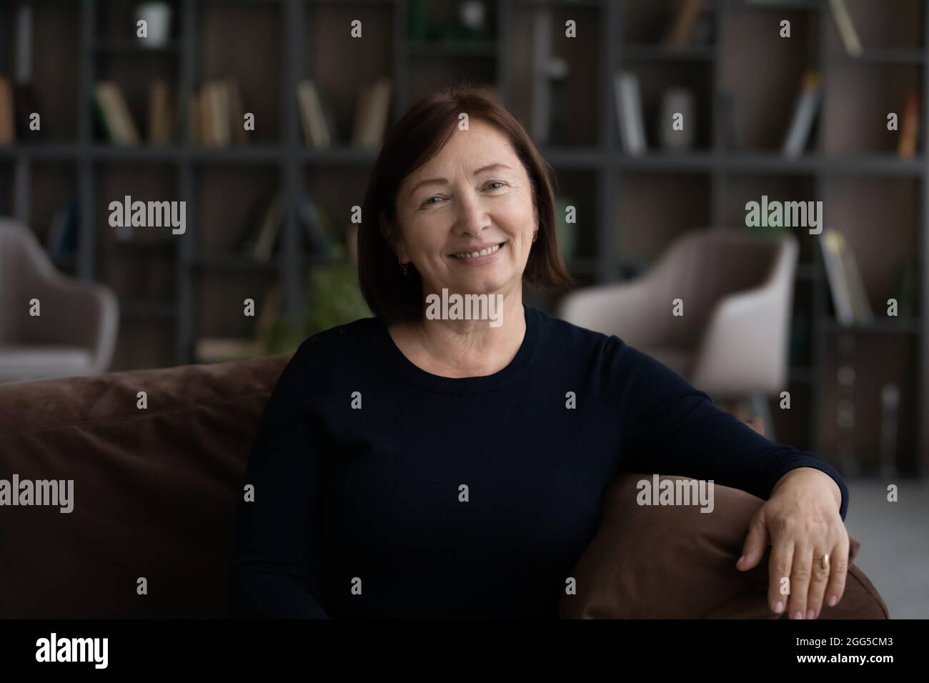 Porträt einer glücklichen selbstbewussten aufrichtigen älteren Frau. Stockfoto