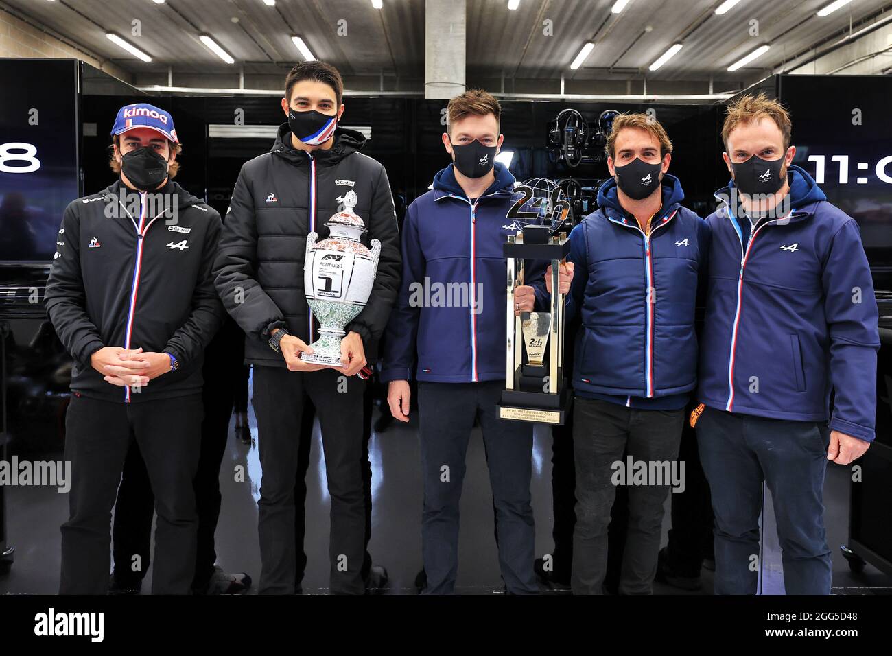 Spa Francorchamps, Belgien. August 2021. (L bis R): Fernando Alonso (ESP) Alpine F1 Team; Esteban Ocon (FRA) Alpine F1 Team - Gewinner des Grand Prix von Ungarn; Mathieu Vaxiviere (FRA); Andre Negrao (BRA); Nicolas Lapierre (FRA) #36 Alpine Elf Matmut - Dritter beim 24-Stunden-Rennen von Le Mans. Großer Preis von Belgien, Sonntag, 29. August 2021. Spa-Francorchamps, Belgien. Quelle: James Moy/Alamy Live News Stockfoto