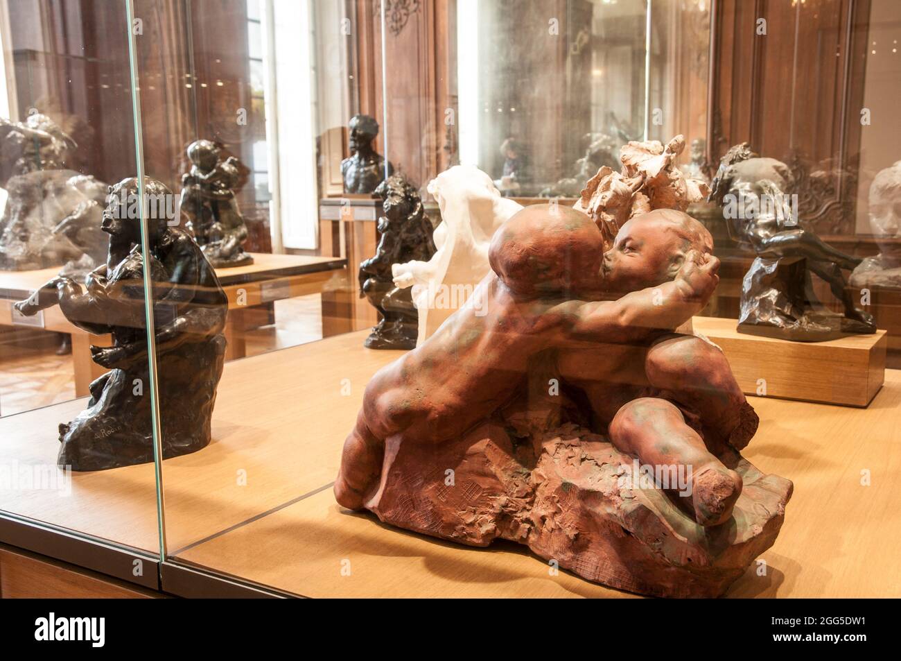 FRANKREICH. PARIS (7. BEZIRK). RODIN MUSEUM. „KINDER UMARMEN“, AUGUSTE RODIN. PATINIERTE GIPSGRUPPE Stockfoto