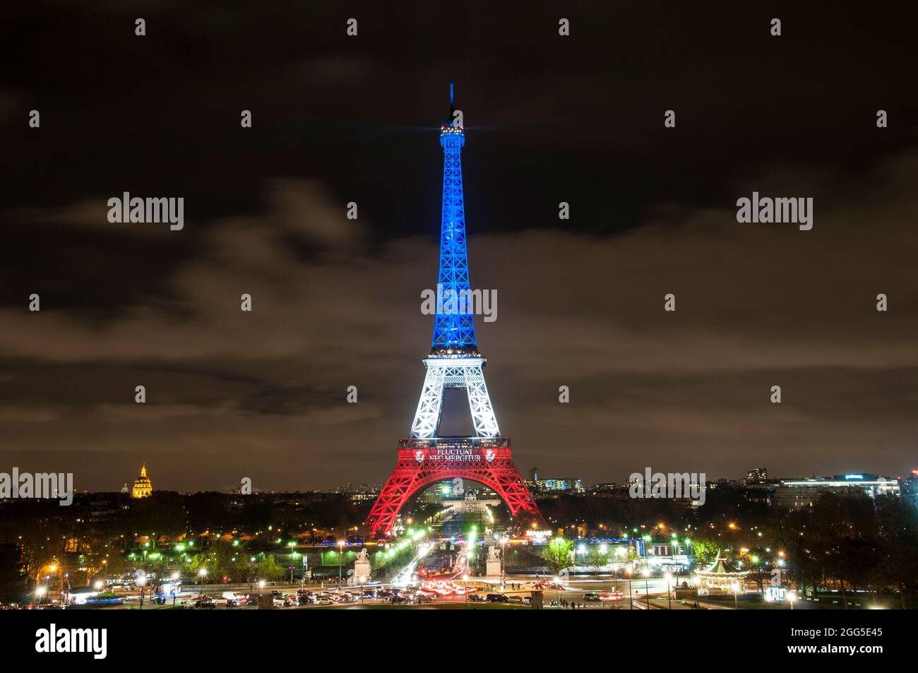 FRANKREICH. PARIS (7. BEZIRK). 2015-11-16: DER EIFFELTURM WIRD MIT DEN FARBEN DER FRANZÖSISCHEN NATIONALFLAGGE BELEUCHTET, UM DIE OPFER DES TERRORISTISCHEN ANGRIFFS ZU EHREN Stockfoto