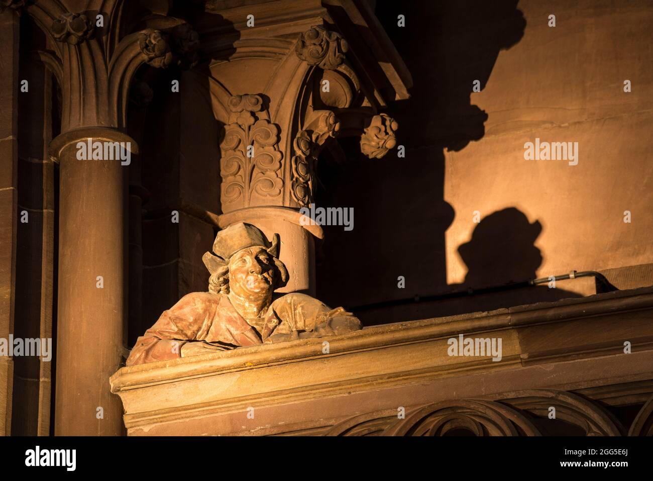 FRANKREICH. BAS-RHIN (67). STRASSBURG. KATHEDRALE NOTRE-DAME. DER MANN VOM GELÄNDER. (GESCHNITZTE FIGUR IM SÜDLICHEN QUERSCHIFF) Stockfoto