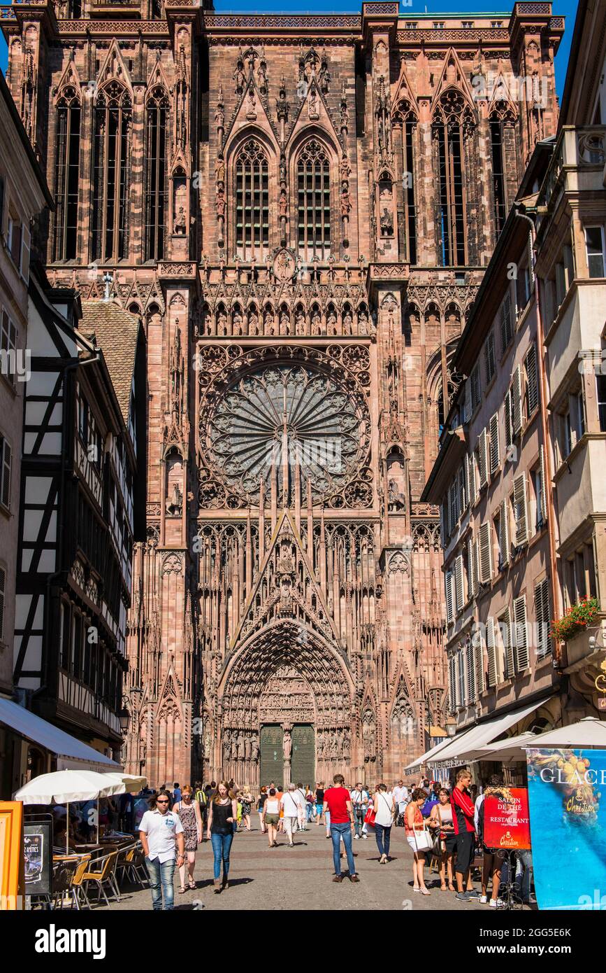 FRANKREICH. BAS-RHIN (67). STRASSBURG. KATHEDRALE NOTRE-DAME.DIE WESTLICHE FASSADE VON DER STRASSE MERCIERE Stockfoto