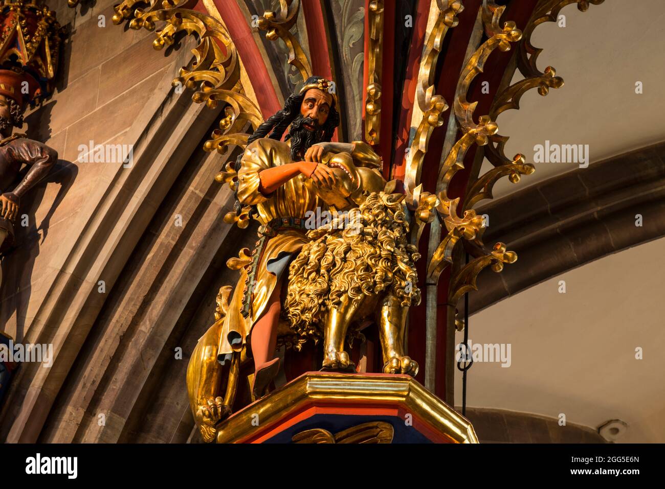 FRANKREICH. BAS-RHIN (67). STRASSBURG. KATHEDRALE NOTRE-DAME. SAMSON GESCHNITZTER ANHÄNGER DER ORGEL Stockfoto