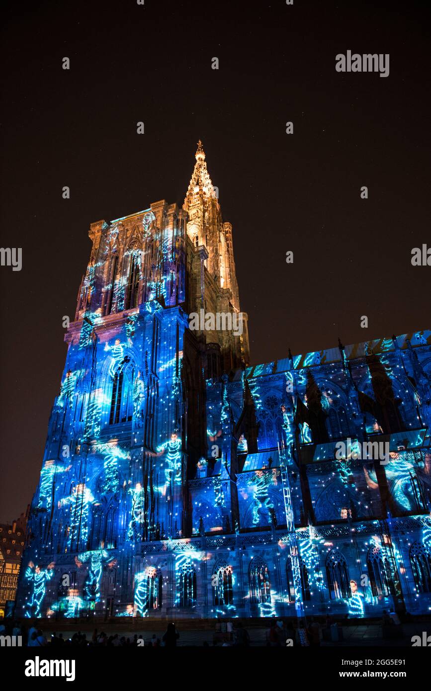 FRANKREICH. BAS-RHIN (67). STRASSBURG. KATHEDRALE NOTRE-DAME. SÜDFASSADE: '1015-2015: DIE KATHEDRALE DER EWIGKEIT' (KREATION: SKERTZO), SHOW FÜR DEN TAUSENDSAATAL Stockfoto