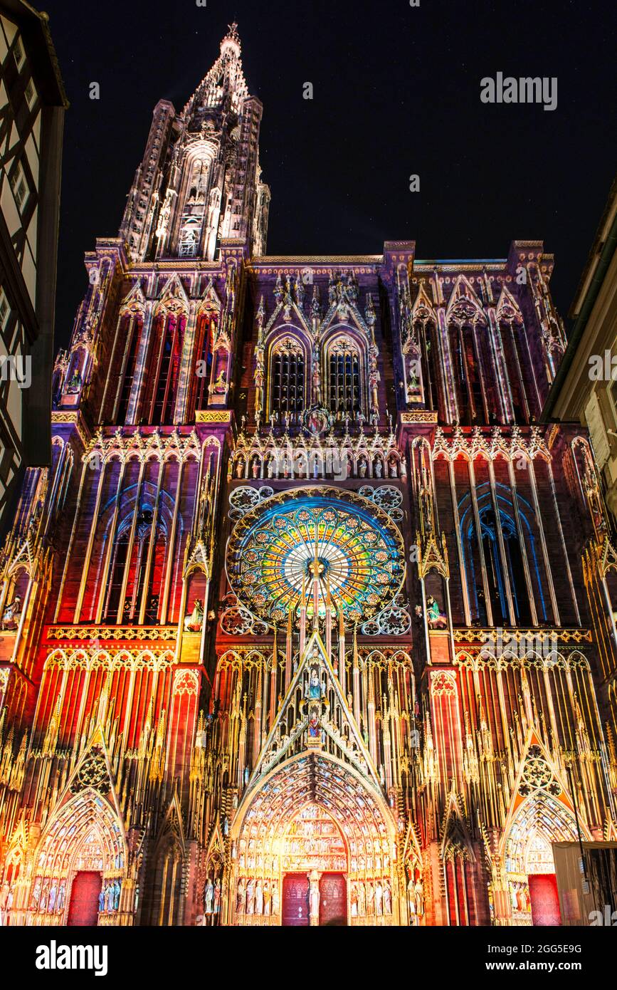 FRANKREICH. BAS-RHIN (67). STRASSBURG. KATHEDRALE NOTRE-DAME. WESTFRONT: '1015-2015: DIE KATHEDRALE DER EWIGKEIT' (SCHÖPFUNG: SKERTZO), SHOW FÜR DAS THOUS Stockfoto