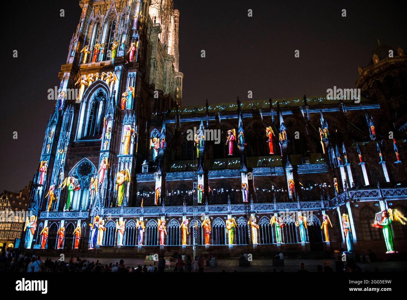 FRANKREICH. BAS-RHIN (67). STRASSBURG. KATHEDRALE NOTRE-DAME. SÜDFASSADE: '1015-2015: DIE KATHEDRALE DER EWIGKEIT' (KREATION: SKERTZO), SHOW FÜR DEN TAUSENDSAATAL Stockfoto