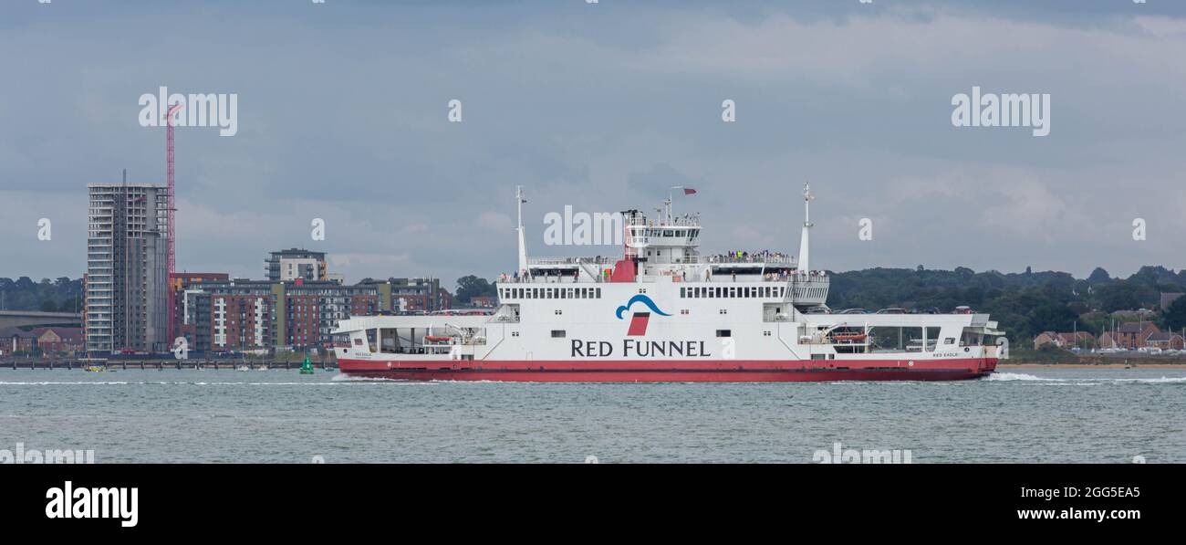 Schiffe auf Southampton Water 28. August 2021 Stockfoto