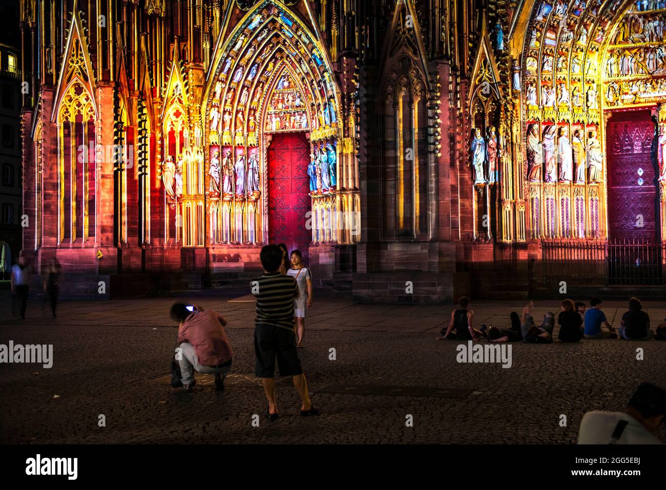 FRANKREICH. BAS-RHIN (67). STRASSBURG. KATHEDRALE NOTRE-DAME. WESTFRONT: '1015-2015: DIE KATHEDRALE DER EWIGKEIT' (SCHÖPFUNG: SKERTZO), SHOW FÜR DAS THOUS Stockfoto