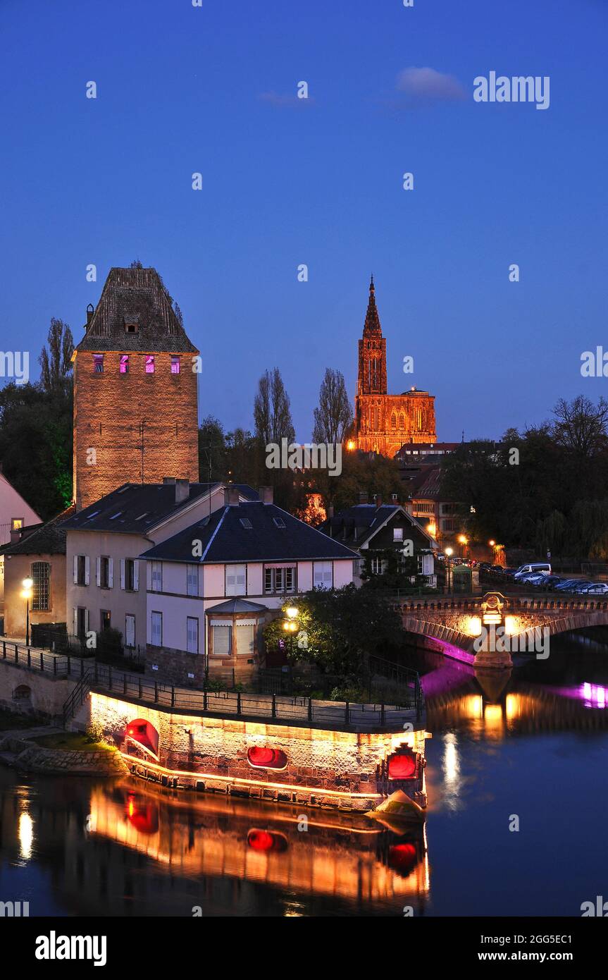 FRANKREICH. BAS-RHIN (67). STRASSBURG. KATHEDRALE NOTRE-DAME. DIE KATHEDRALE, VON DEN ÜBERDACHTEN BRÜCKEN IM BEZIRK LA PETITE FRANCE Stockfoto