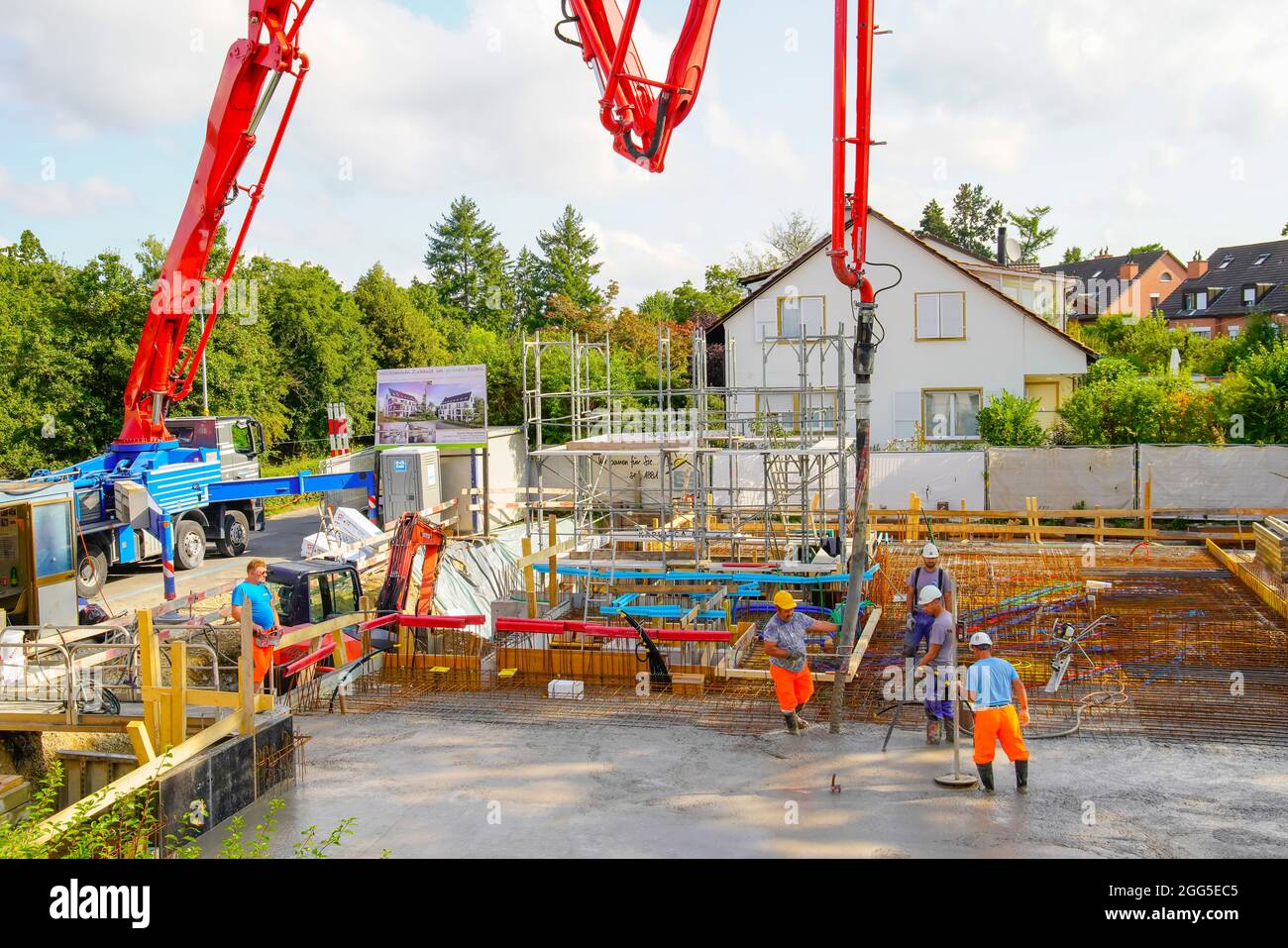 Beton mit Pumpe gießen. Wohnungsbau-Projekt in Riehen, Basel, Schweiz. Stockfoto