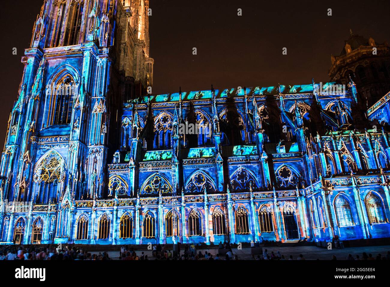 FRANKREICH. BAS-RHIN (67). STRASSBURG. KATHEDRALE NOTRE-DAME. SÜDFASSADE: '1015-2015: DIE KATHEDRALE DER EWIGKEIT' (KREATION: SKERTZO), SHOW FÜR DEN TAUSENDSAATAL Stockfoto