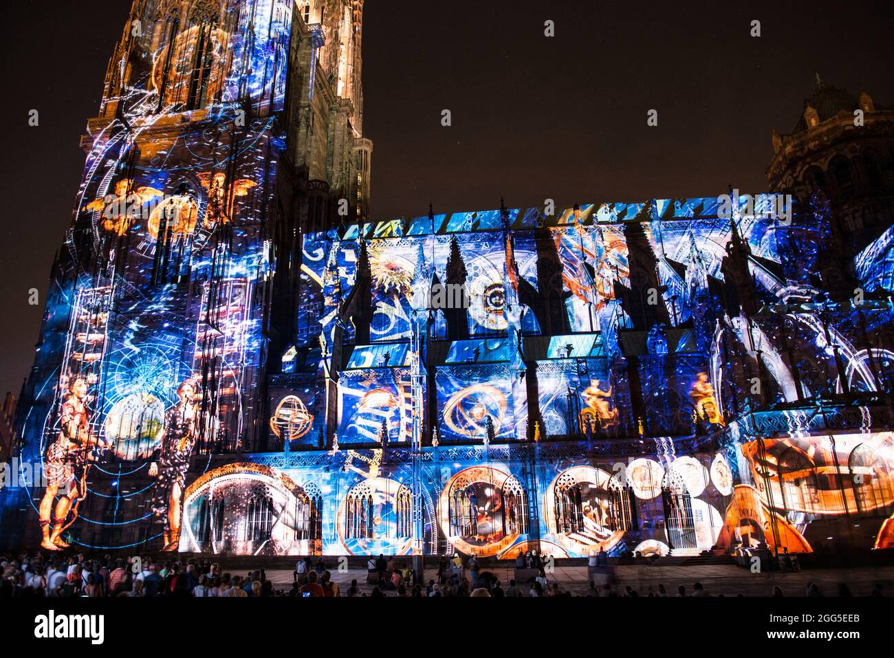 FRANKREICH. BAS-RHIN (67). STRASSBURG. KATHEDRALE NOTRE-DAME. SÜDFASSADE: '1015-2015: DIE KATHEDRALE DER EWIGKEIT' (KREATION: SKERTZO), SHOW FÜR DEN TAUSENDSAATAL Stockfoto