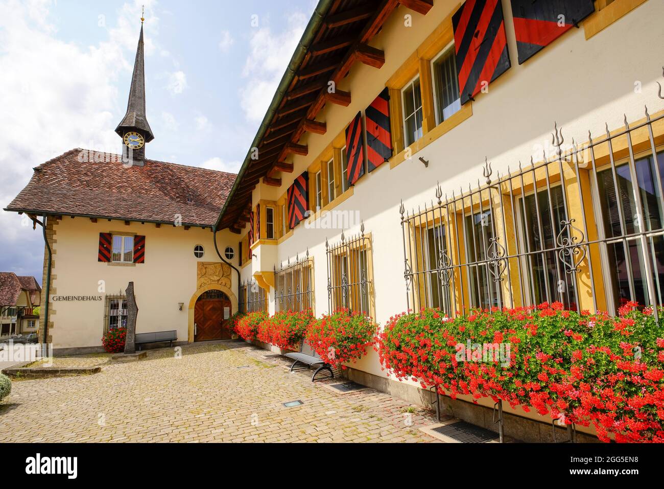 Malerisches Rathaus (Gemaindehaus) in Ins. Ins ist die Gemeinde in der Region Bern und ist eine lokale Verwaltungseinheit. Regiert von einem Bürgermeister. Bilder Stockfoto