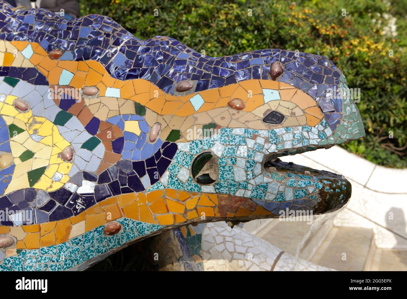 Gaudí vielfarbiger Mosaik-Salamander, im Volksmund als 'el drac' (der Drache) bekannt, am Haupteingang, Barcelona, Spanien Stockfoto