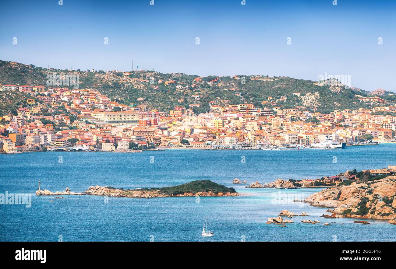 Fabelhafter Blick auf die Inseln Santo Stefano und La Maddalena von Palau aus. Lage: Palau, Provinz Olbia-Tempio, Sardinien, Italien, Europa Stockfoto