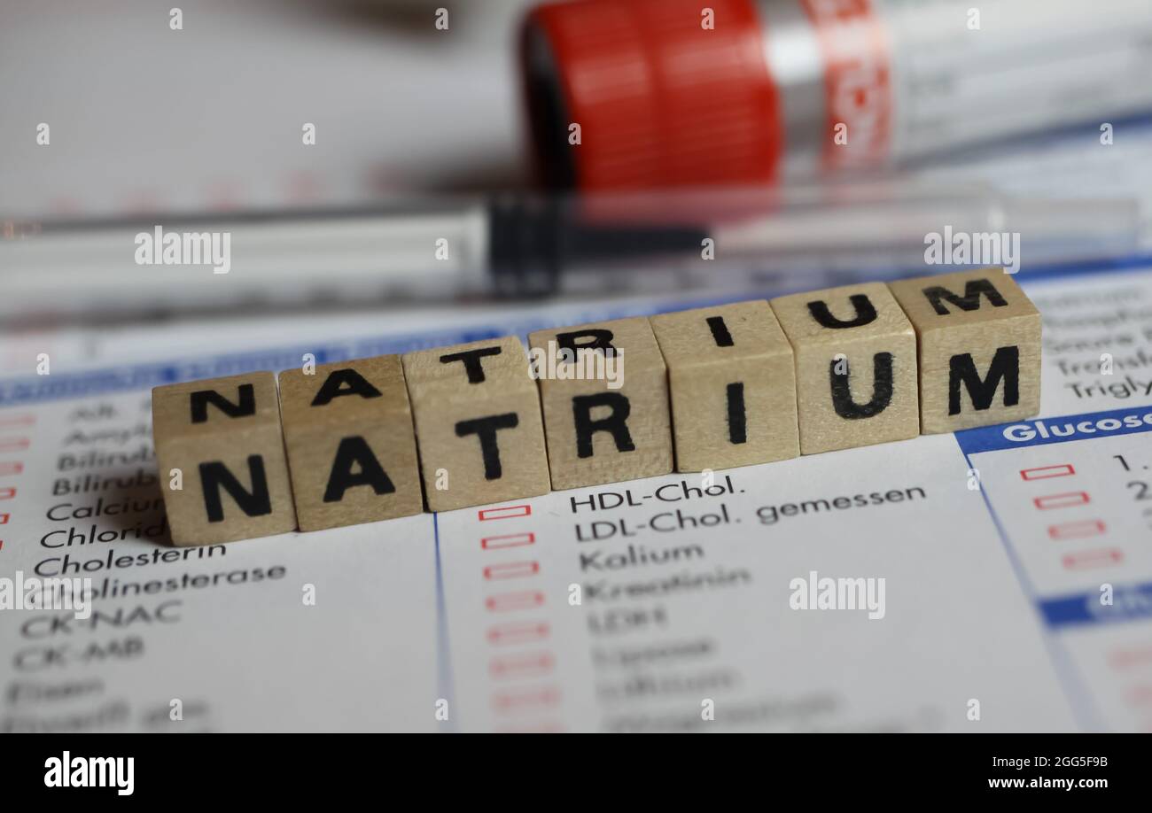 Viersen, Deutschland - 1. Juni. 2021: Nahaufnahme des Wortes „Natrium“ auf dem Anforderungsbeleg des Labors mit Spritze und Fläschchen Stockfoto