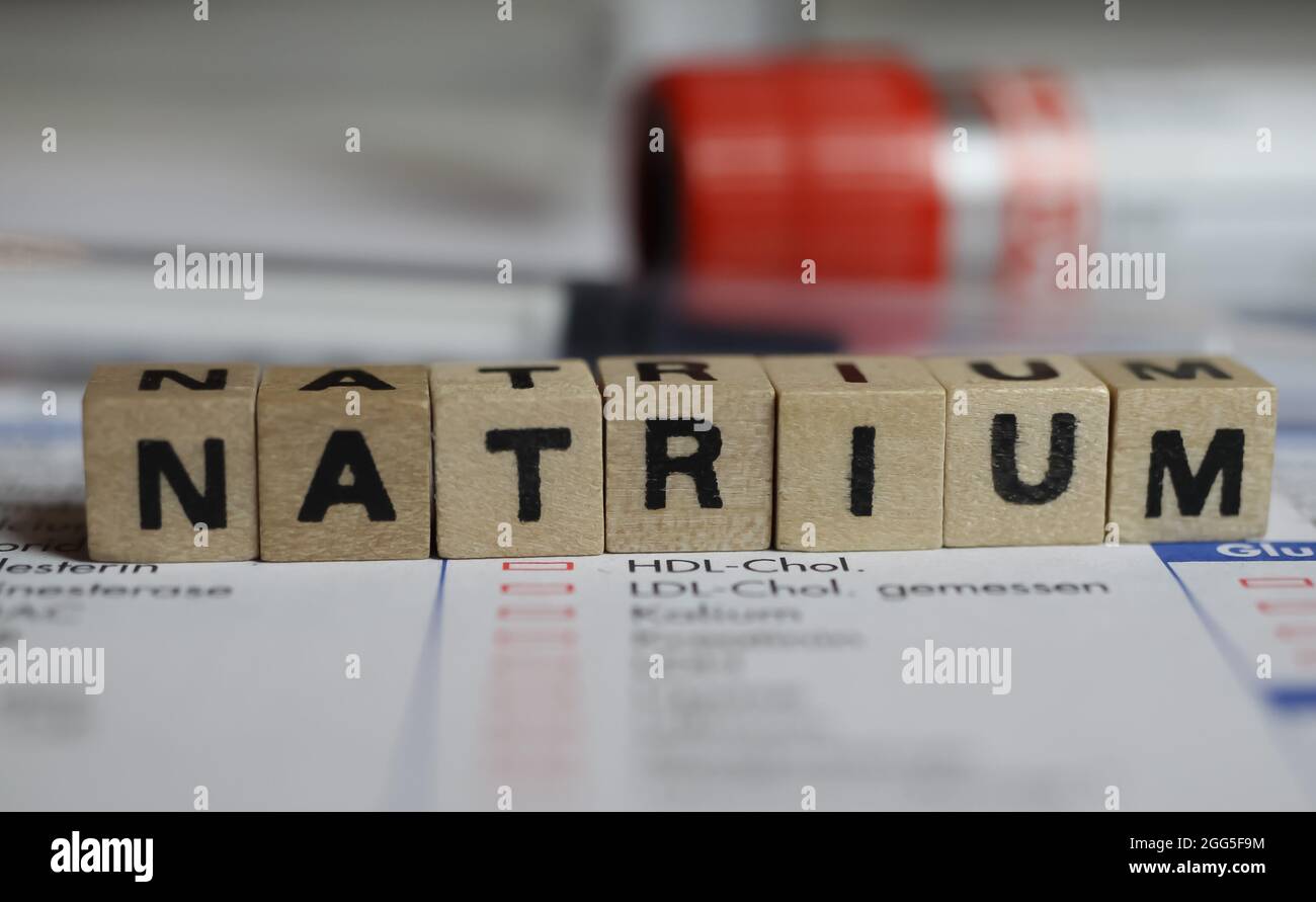 Viersen, Deutschland - 1. Juni. 2021: Nahaufnahme des Wortes „Natrium“ auf dem Anforderungsbeleg des Labors mit Spritze und Fläschchen Stockfoto