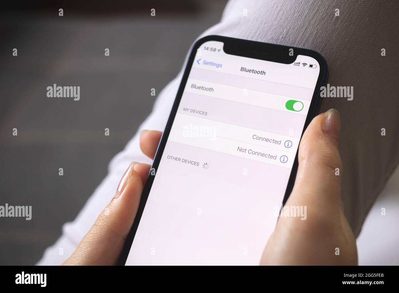 Bluetooth-Einstellungen auf dem Mobiltelefon einschalten, Nahaufnahme des Bildschirms einstellen, Person, die Bluetooth verwendet Stockfoto