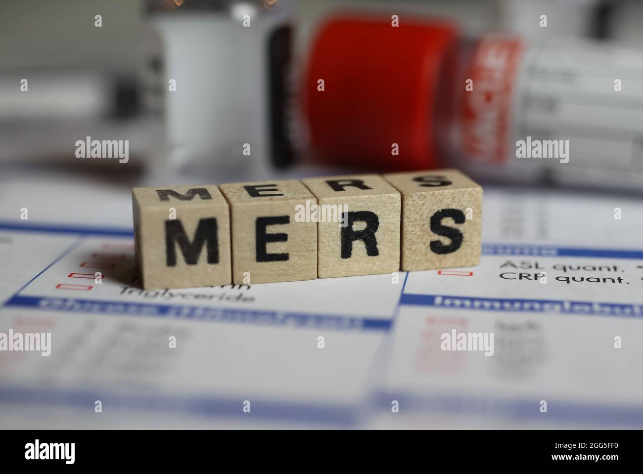 Viersen, Deutschland - 1. Juni. 2021: Nahaufnahme von Wort mers auf dem Anforderungsbeleg im Labor mit Spritze und Fläschchen Stockfoto
