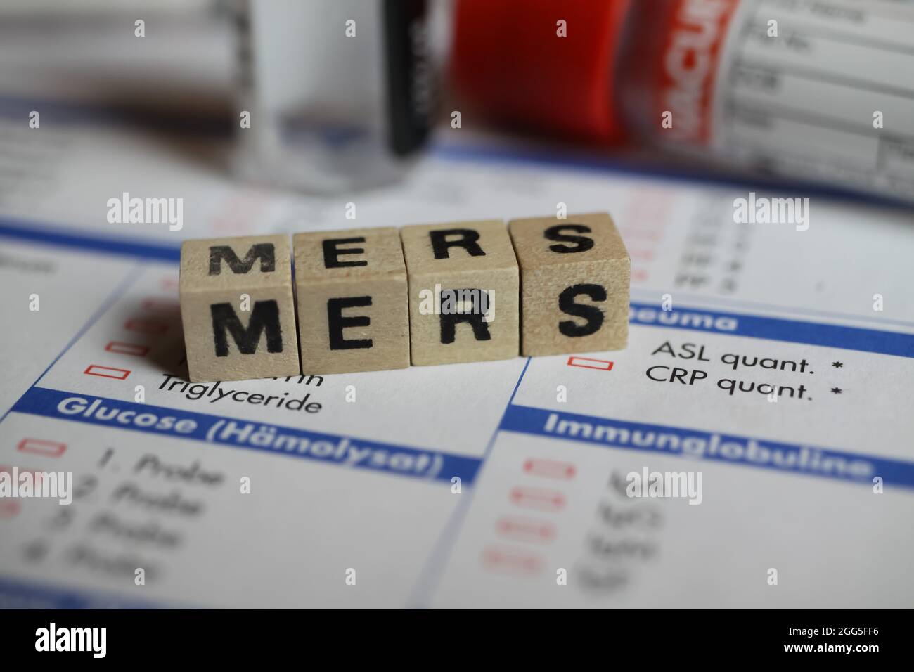 Viersen, Deutschland - 1. Juni. 2021: Nahaufnahme von Wort mers auf dem Anforderungsbeleg im Labor mit Spritze und Fläschchen Stockfoto