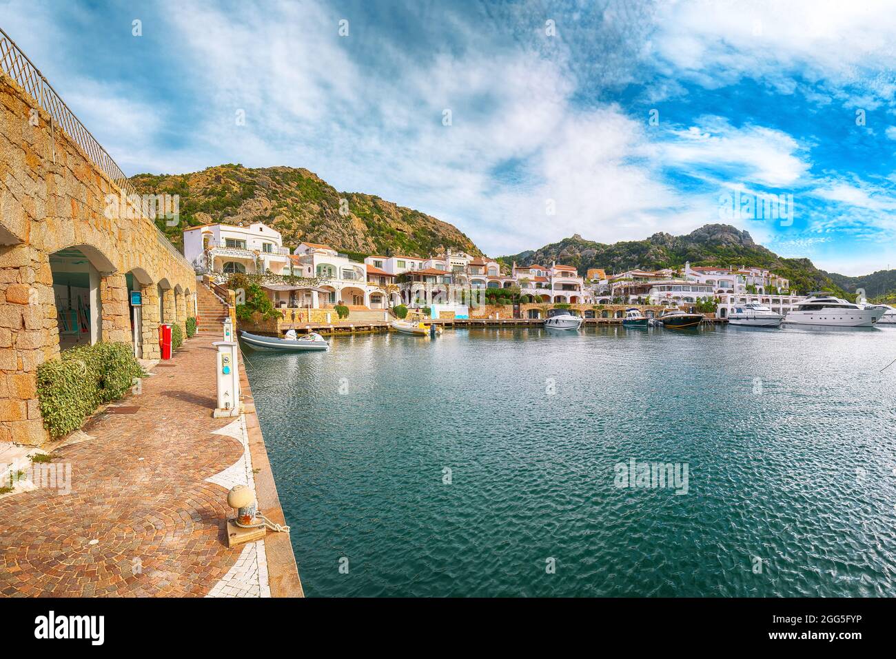 Atemberaubende Aussicht auf den Hafen und die Bucht von Poltu Quatu mit Yachten und Motorbooten an der Costa Smeralda. Beliebtes Reiseziel des Mittelmeers. Standort: Stockfoto