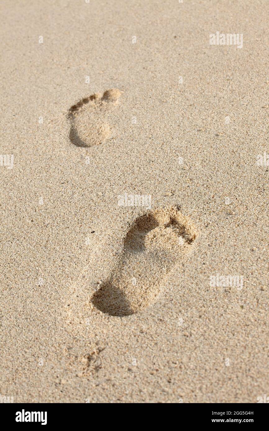 Menschliche Fußabdrücke am Strand Stockfoto