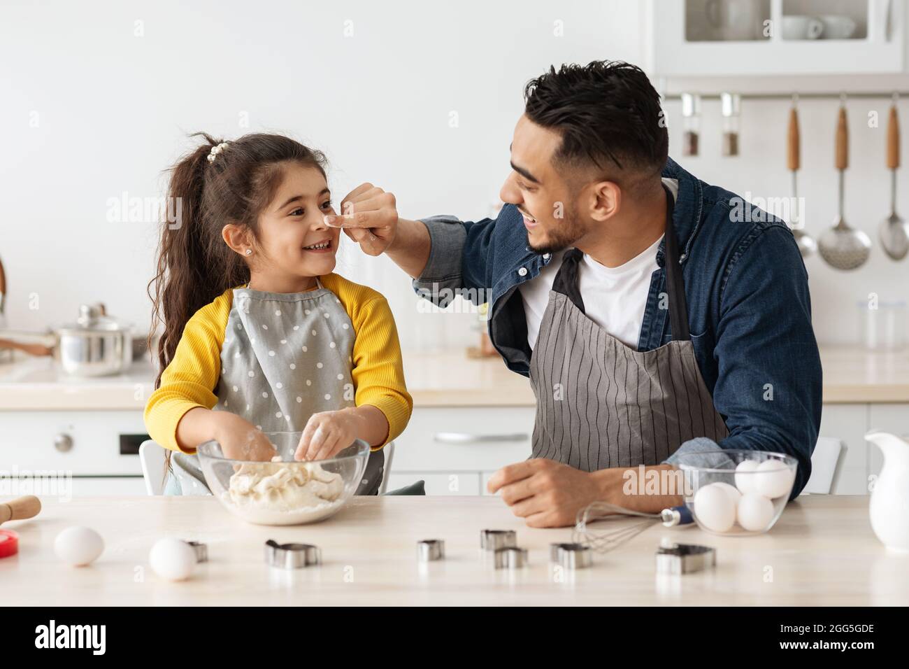 Arabische Familie Papa Und Kleine Tochter Backen In Der Küche Und Spaß Haben Stockfoto