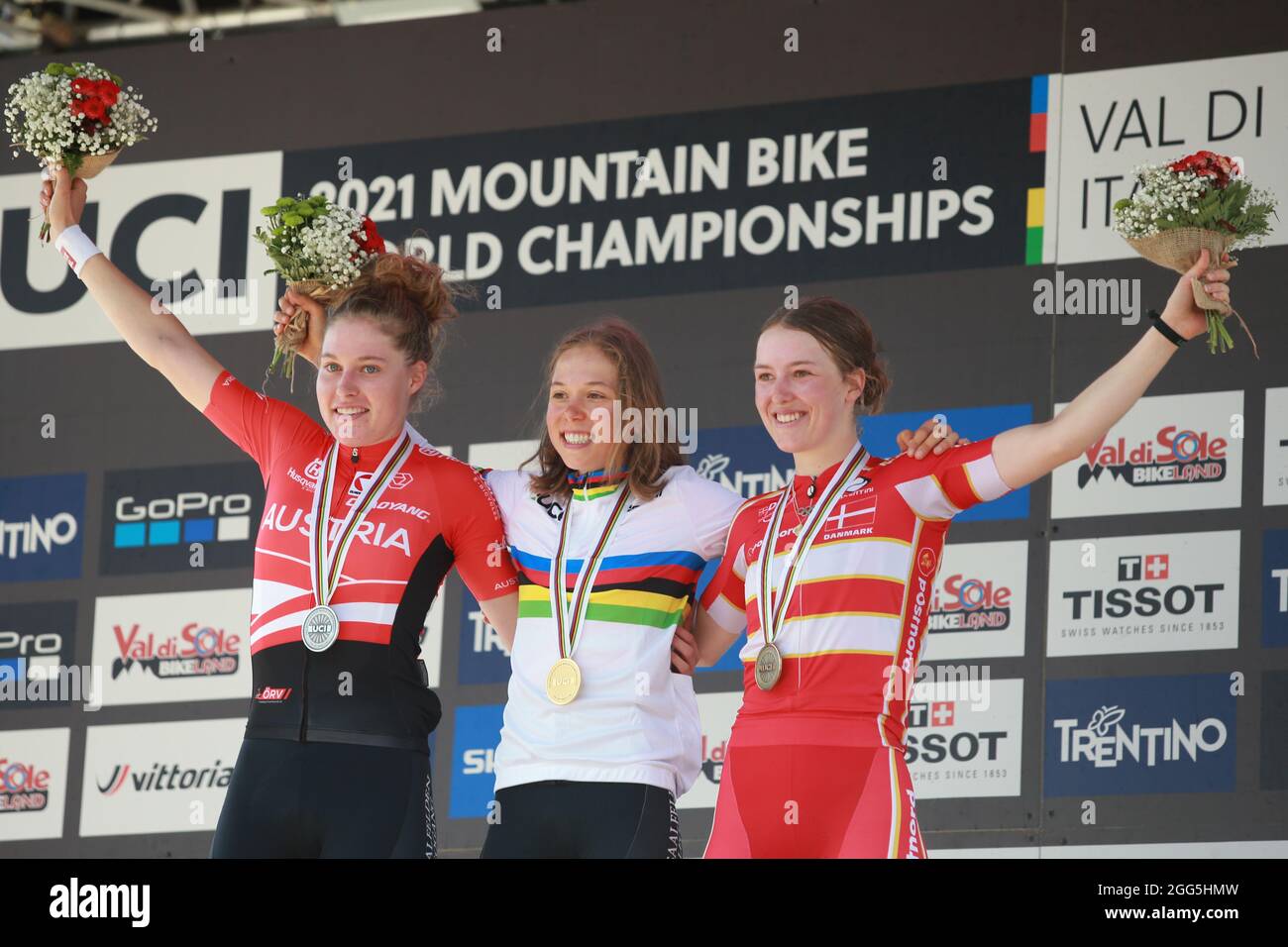 UCI 2021 Mountainbike Cross Country Weltmeisterschaft in Commezzadura am 28. August 2021. Bei Frauen unter 23 Jahren erhält Mona MITTERWALLNER (AUT) die Goldmedaille. Laura Stigger (AUT) bekommt das Silber und BOHÉ Caroline (DEN) links die Bronze. (Foto von Pierre Teyssot/ESPA-Images) Stockfoto