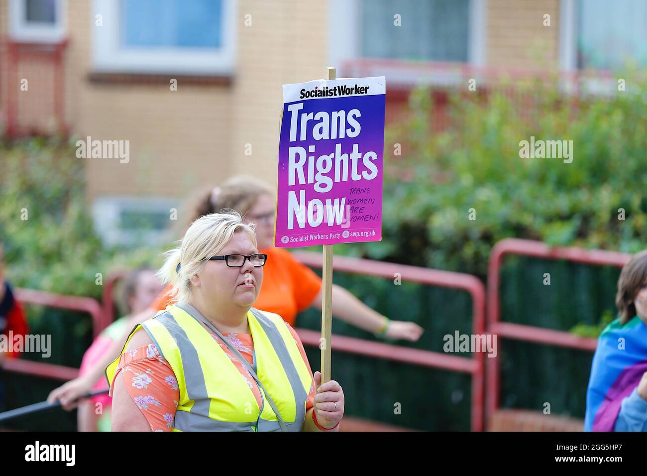 Hastings, East Sussex, Großbritannien. 29. August 2021. Die Pride Parade 2021 kehrt am Sonntag an den Feiertagen zum Thema „Zurück in die 80er Jahre“ in die Küstenstadt Hastings in East Sussex zurück. Trans-Rechte werden jetzt unterzeichnet. Foto-Kredit: Paul Lawrenson /Alamy Live Nachrichten Stockfoto