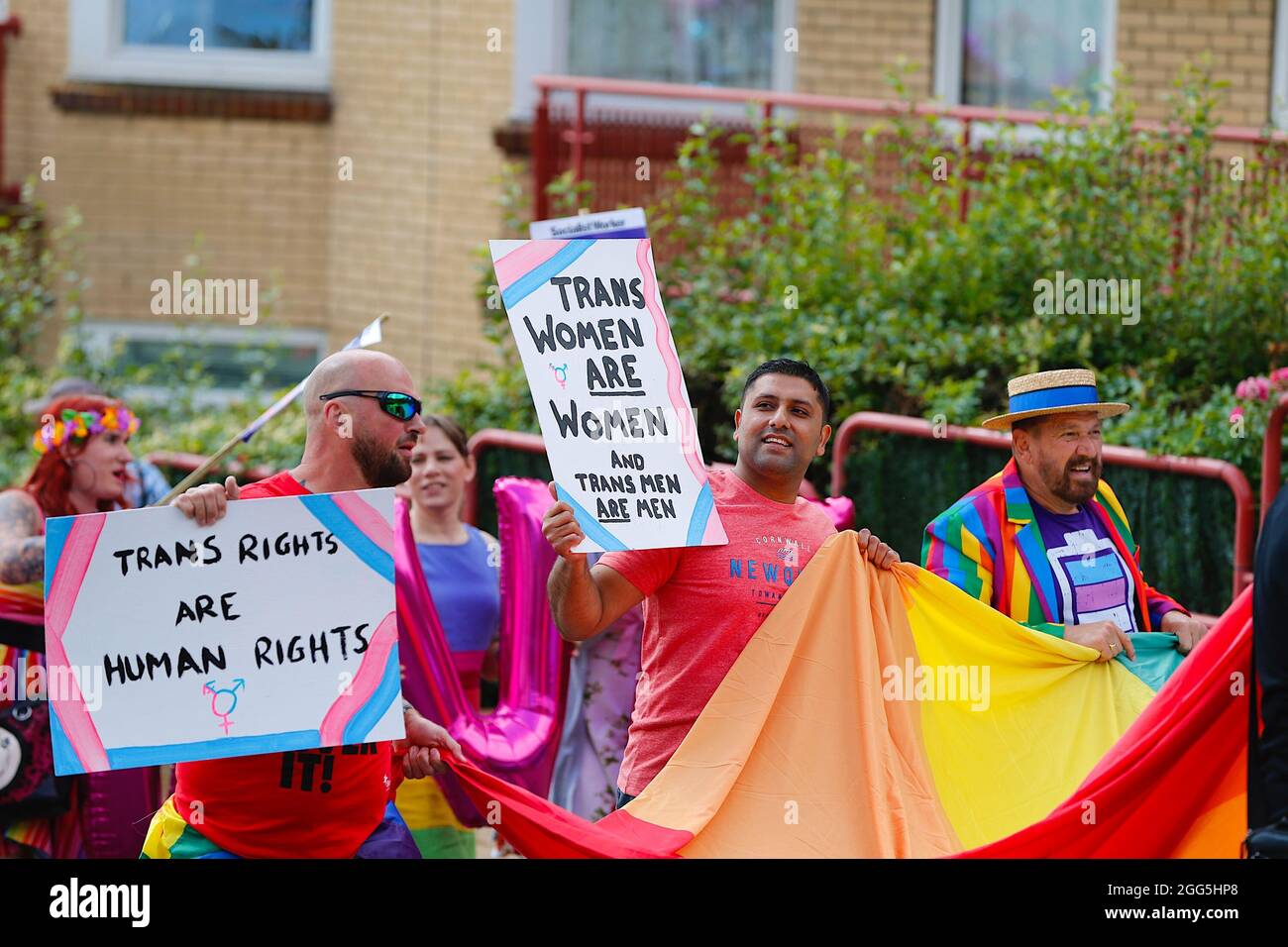 Hastings, East Sussex, Großbritannien. 29. August 2021. Die Pride Parade 2021 kehrt am Sonntag an den Feiertagen zum Thema „Zurück in die 80er Jahre“ in die Küstenstadt Hastings in East Sussex zurück. Trans-Frauen sind Frauen Zeichen. Foto-Kredit: Paul Lawrenson /Alamy Live Nachrichten Stockfoto