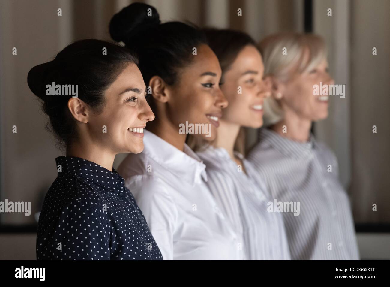 Nahaufnahme lächelnde Angestellte Geschäftsfrau, die in der Reihe steht Stockfoto