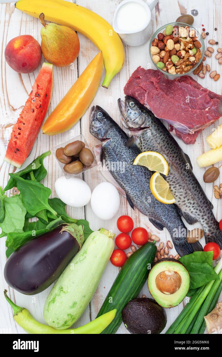 Die Auswahl der Speisen ist gut für Herz und Blutgefäße. Ausgewogene gesunde Bio-Ernährung mit Fleisch, Fisch und Gemüse. Ketogene Low Carbs Diät. Stockfoto