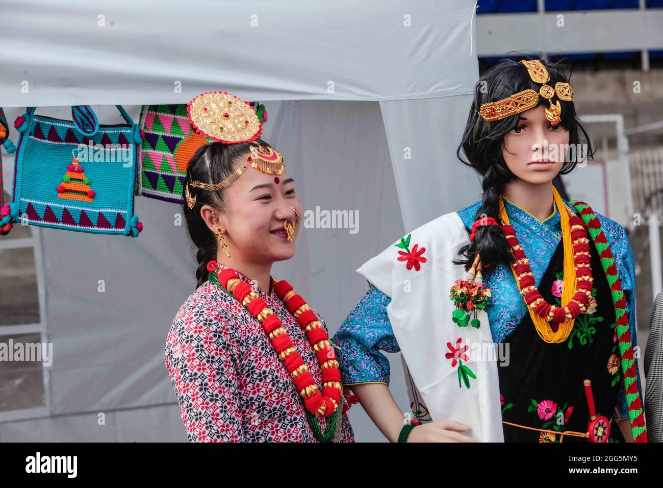 Sunbury-on-Thames, Surrey 29. August 2021 EIN nepalesisches Mädchen mit traditionellen Kleidern aus dem Osten Nepals in der nepalesischen Mela im Kempton Park Paul Quezada-Neiman/Alamy Live News Stockfoto