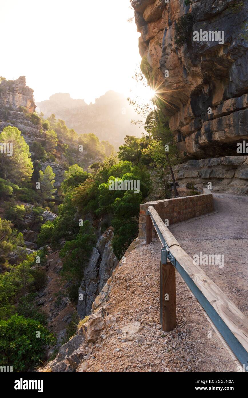 Borosa River Trail mit dem sunstar Blick von den zerklüfteten Bergfelsen, Sierra de Cazorla. Stockfoto