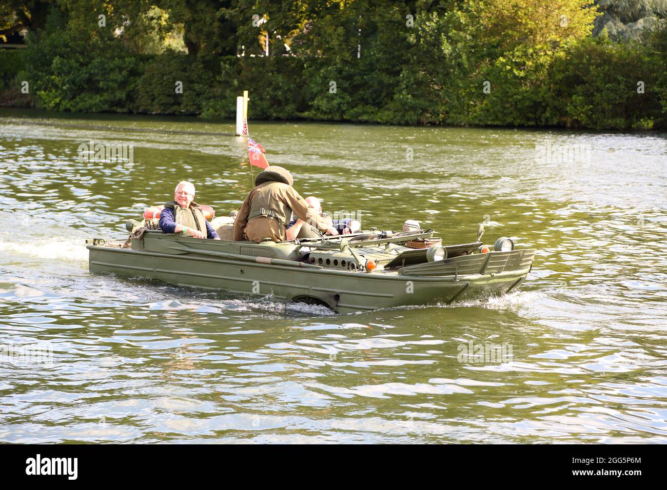 Ein alter amphibischer Ford GP A, der beim traditionellen Boat Fest in Henley-on-Thames, Großbritannien, die Themse entlang fährt Stockfoto