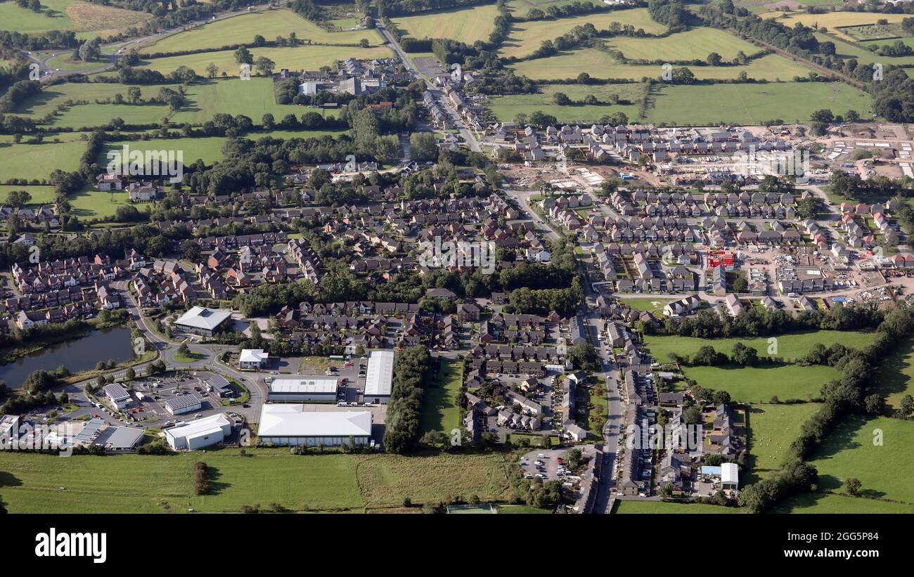 Luftaufnahme von Barrow bei Clitheroe, Lancashire, mit dem Barrow Brook Trade Park vorne links im Vordergrund Stockfoto
