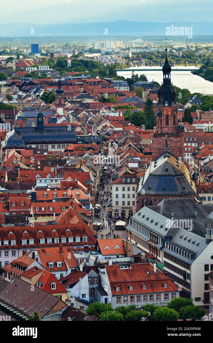 Die Altstadt von Heidelberg mit der Fußgängerzone und der Kirche des Heiligen Geistes. Neckar im Hintergrund. Blick vom Schloss am Vorabend Stockfoto