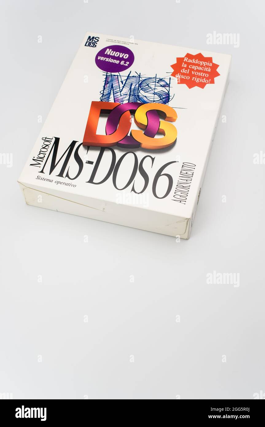 MS DOS PC-Betriebssystem-Box von Microsoft auf weißem Hintergrund mit Textraum Stockfoto