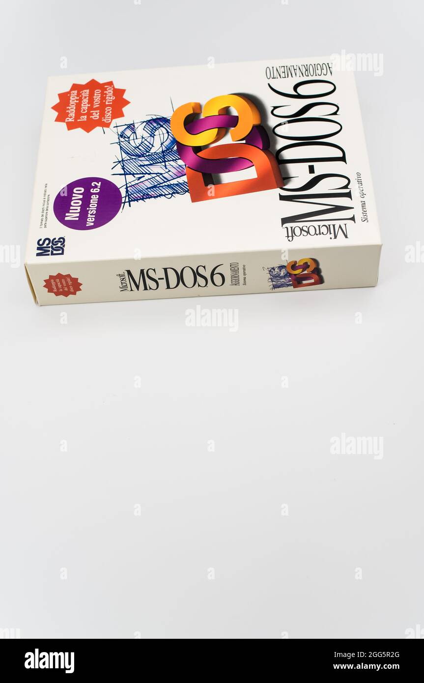 MS DOS PC-Betriebssystem-Box von Microsoft auf weißem Hintergrund mit Textraum Stockfoto