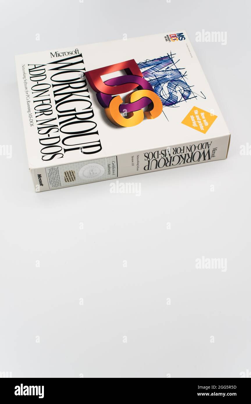 MS DOS PC-Betriebssystem-Box von Microsoft auf weißem Hintergrund mit Textraum Stockfoto