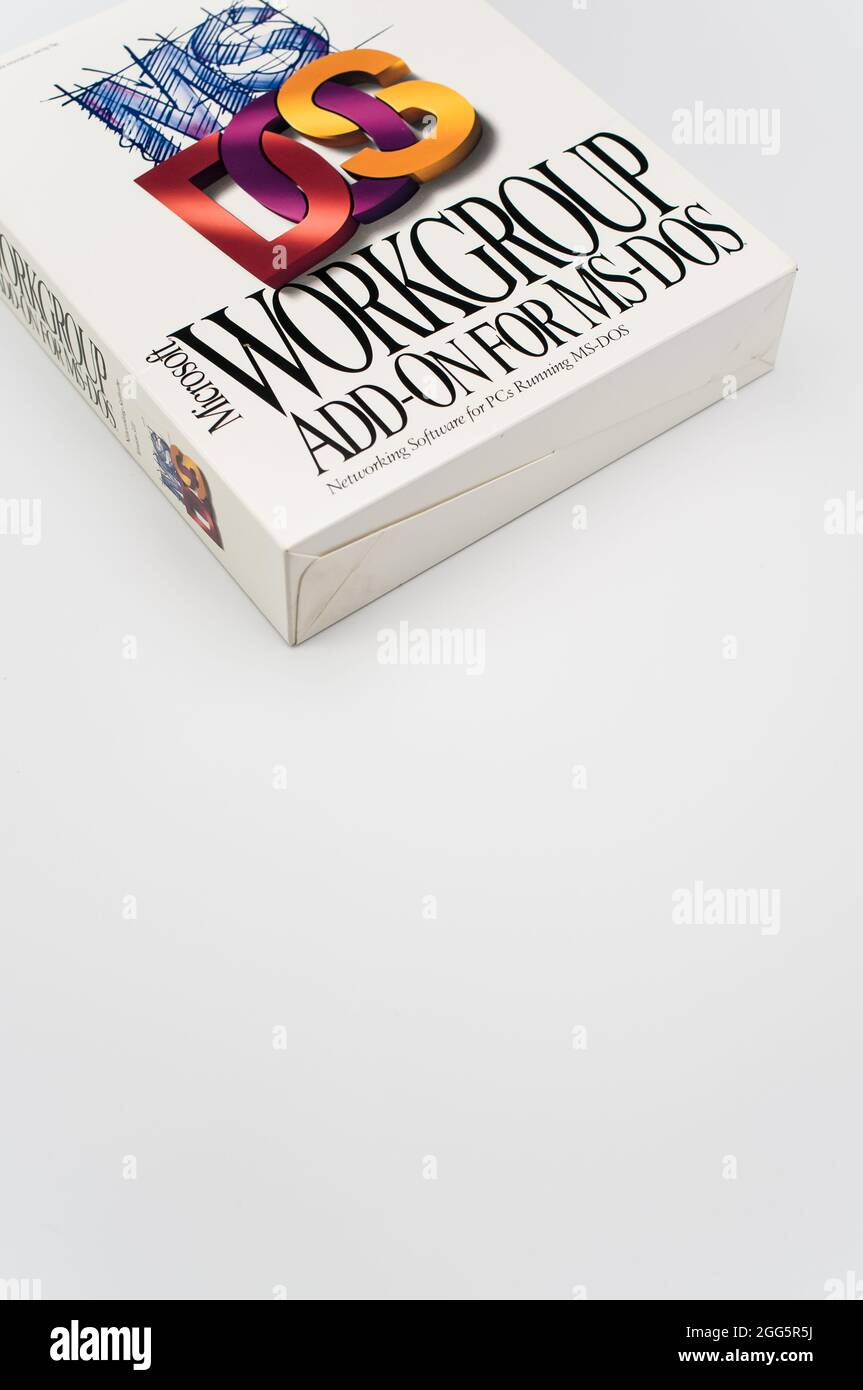 MS DOS PC-Betriebssystem-Box von Microsoft auf weißem Hintergrund mit Textraum Stockfoto