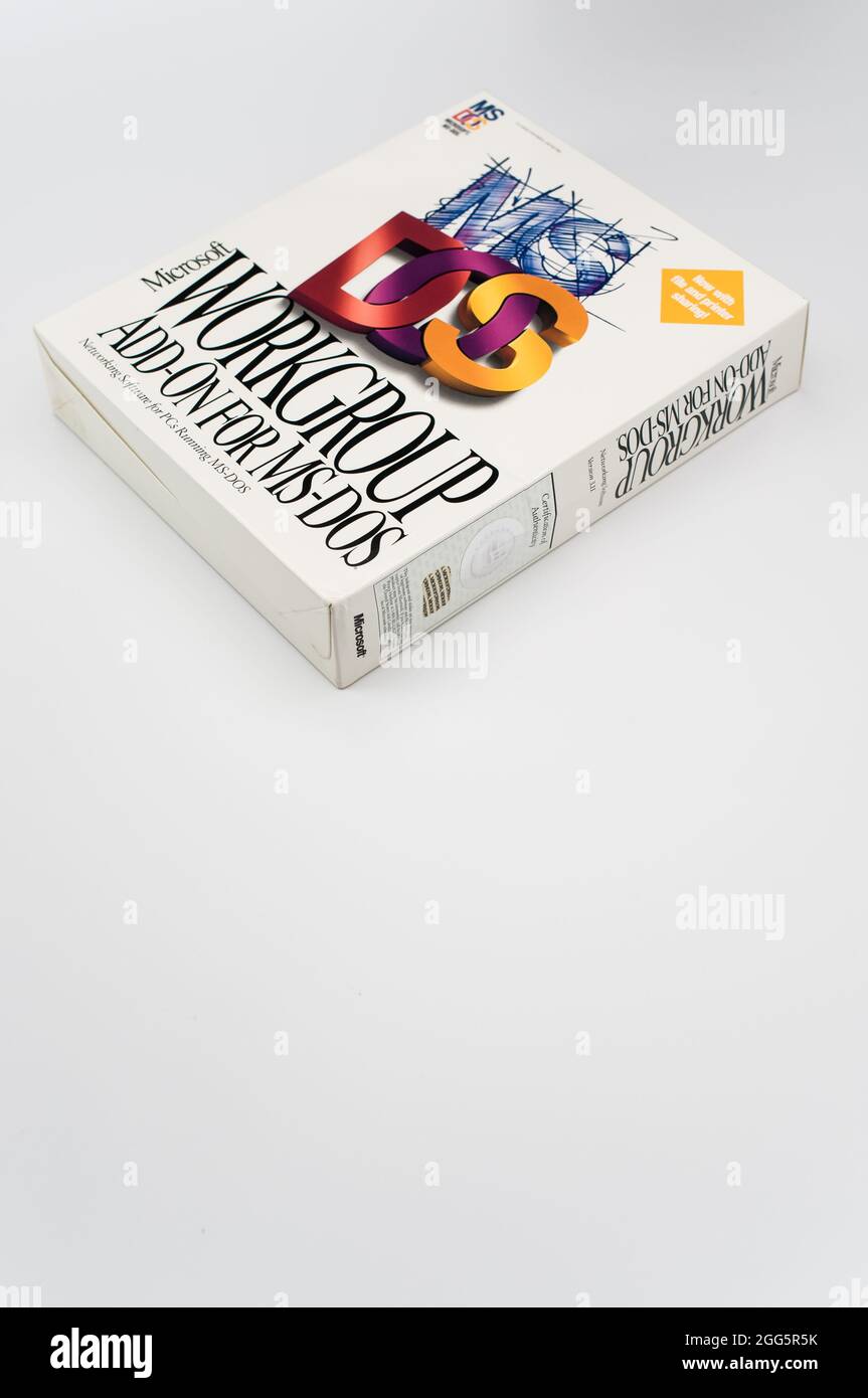 MS DOS PC-Betriebssystem-Box von Microsoft auf weißem Hintergrund mit Textraum Stockfoto