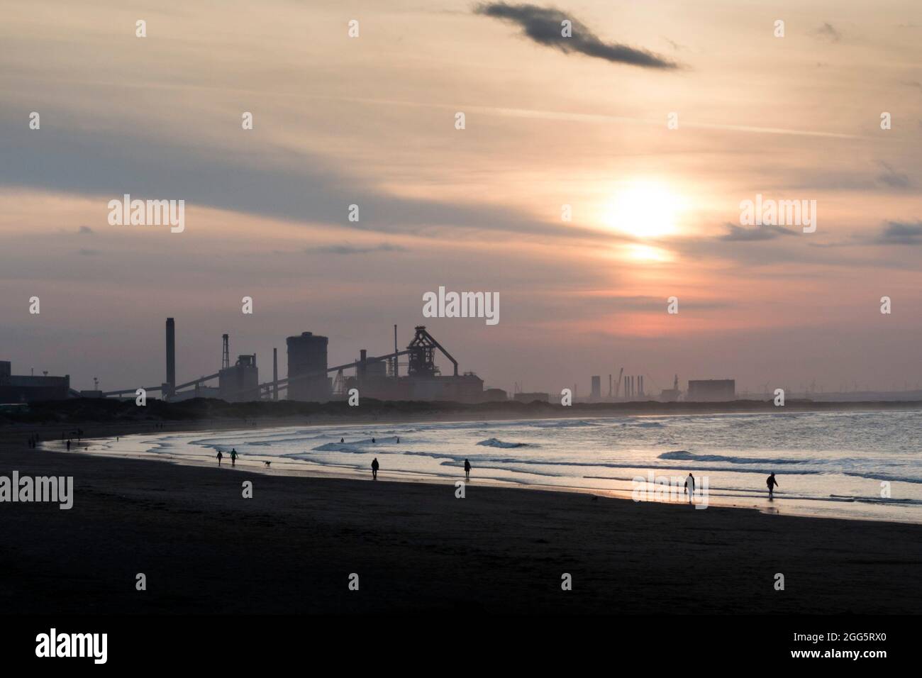 Redcar, Cleveland, Großbritannien. August 2021. Sonnenuntergang über dem ehemaligen Werk von British Steel (latterly TATA). Das Werk wurde 2015 geschlossen, teilweise aufgrund der chinesischen Überschwemmung des Weltmarkts mit billigen subventionierten Stahls. Der Abriss der Anlage begann im juli 2021 und sollte ein Jahr dauern. Quelle: Paul Thompson/Alamy Live News. Stockfoto