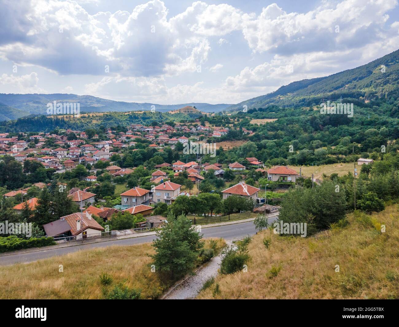 Luftaufnahme der historischen Stadt Klisura, Region Plovdiv, Bulgarien Stockfoto