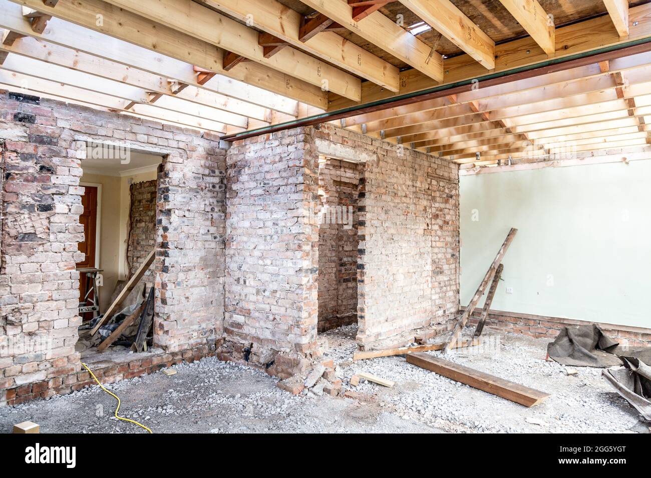 Renovierung eines alten Backsteinhauses, Ziegelmauern und Holzbodenrahmen Stockfoto