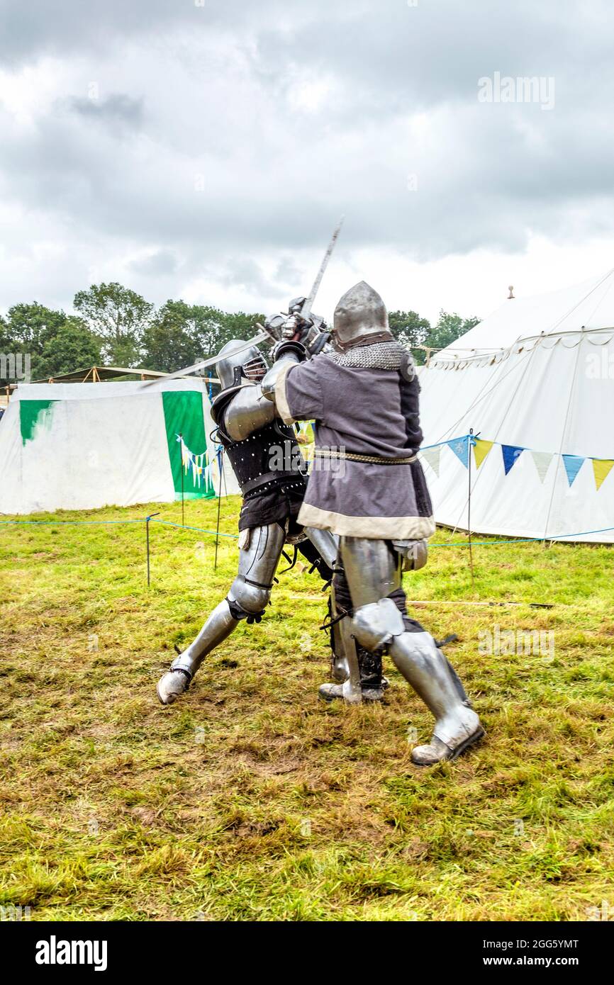 8. August 2021 - Ritter in mittelalterlicher Rüstung beim Mittelalterfest Loxwood Joust, West Sussex, England, Großbritannien Stockfoto
