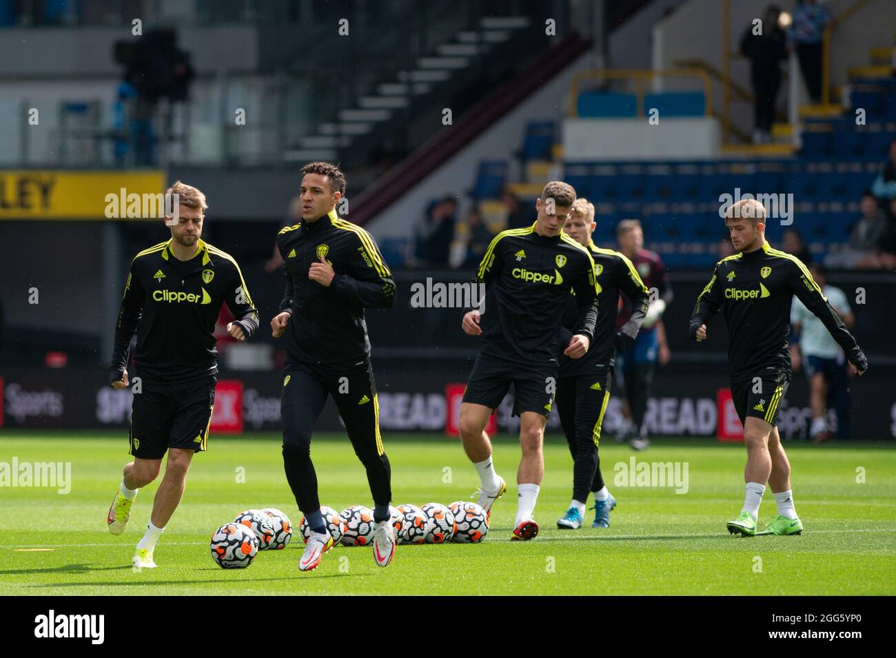 BURNLEY, GROSSBRITANNIEN. 29. AUGUST Patrick Bamford von Leeds United und Rodrigo vor dem Premier League-Spiel zwischen Burnley und Leeds United in Turf Moor, Burnley am Sonntag, 29. August 2021. (Kredit: Pat Scaasi | MI Nachrichten) Kredit: MI Nachrichten & Sport /Alamy Live Nachrichten Stockfoto