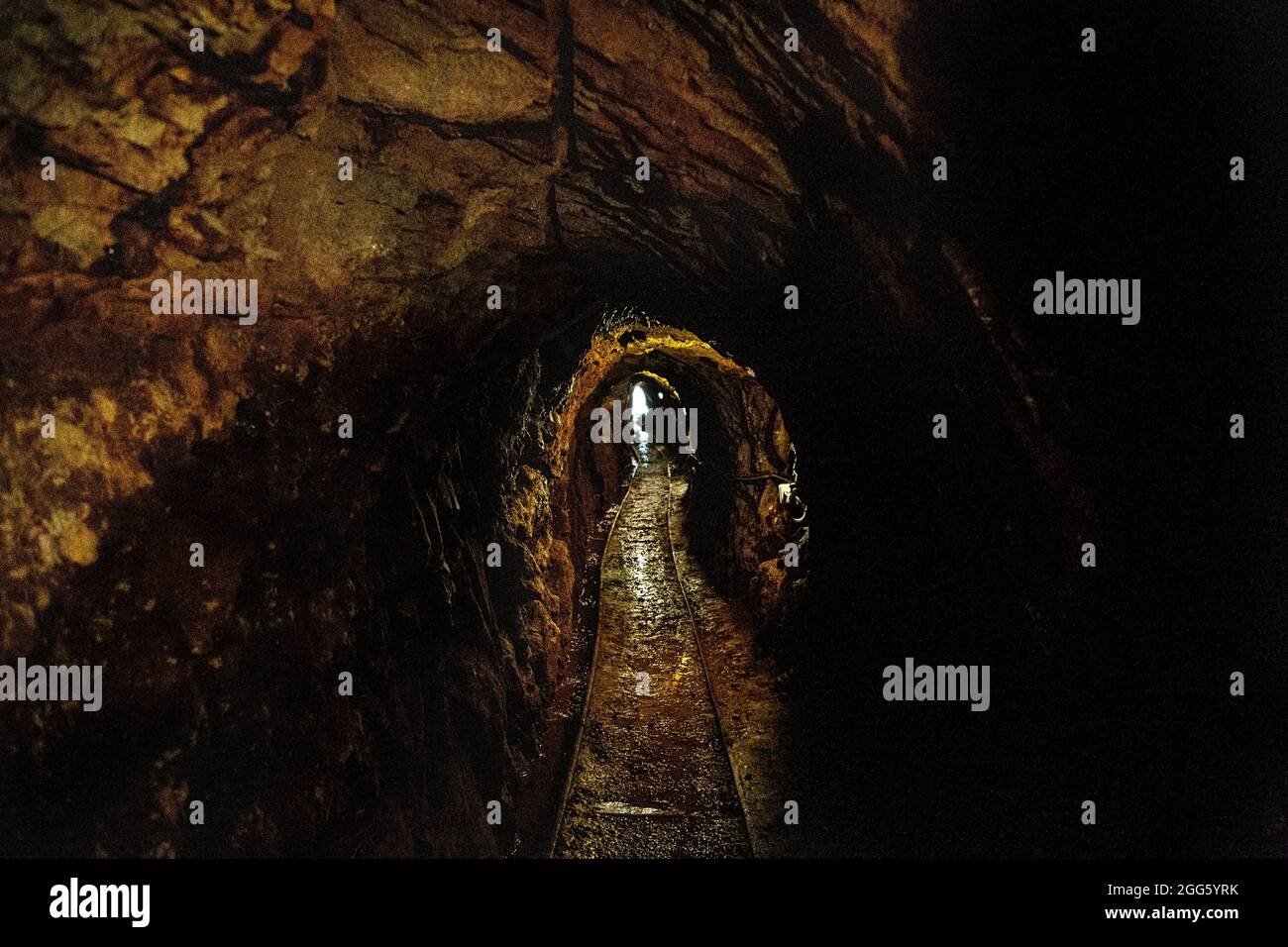 Tunnel mit Bahngleisen bei der Sygun Copper Mine, Snowdonia, Wales, Großbritannien Stockfoto