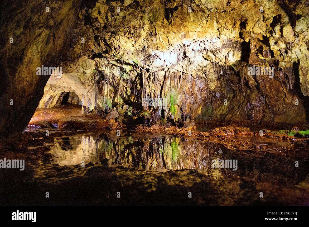 Stalaktiten und Stalagmiten in einer Höhle der Sygun Copper Mine, Snowdonia, Wales, Großbritannien Stockfoto